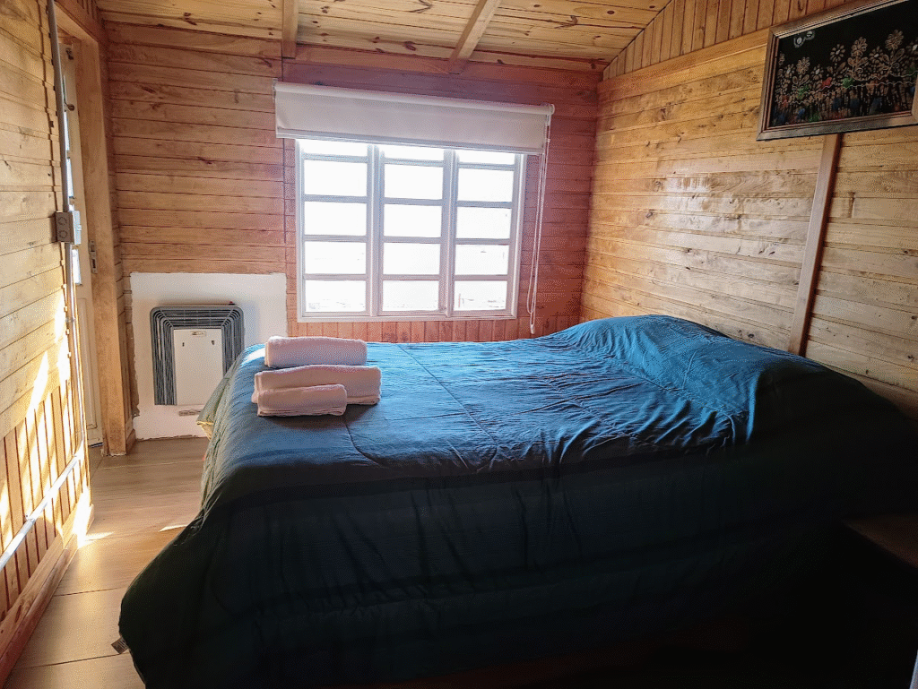 Cama de la habitacion matrimonial en el hospedaje los cisnes, toallas