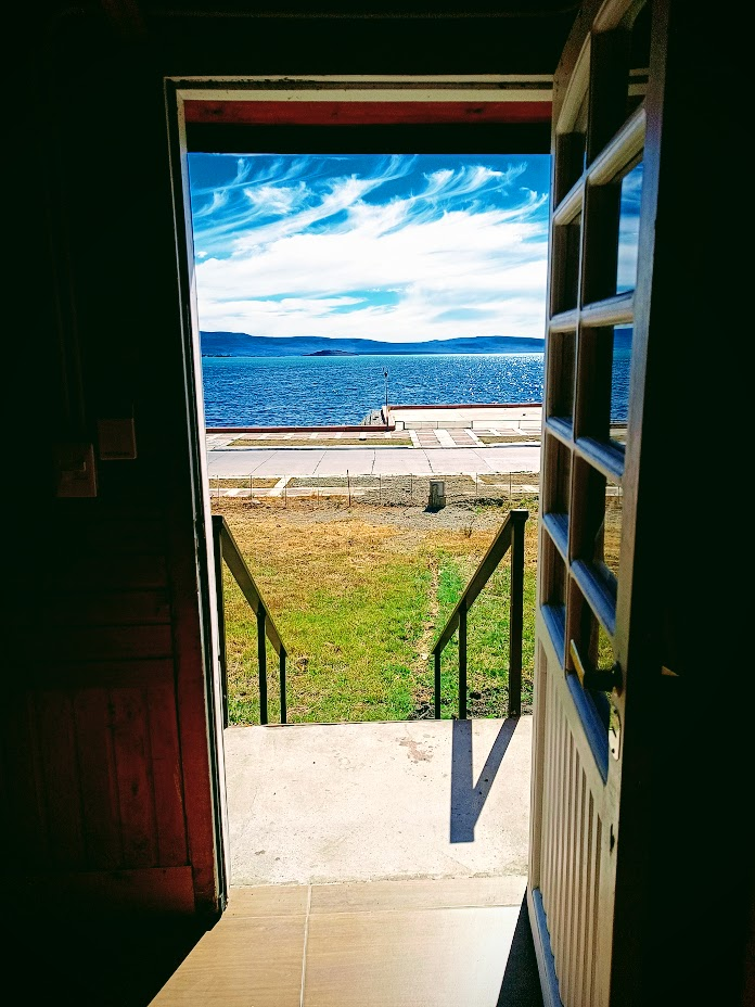 Vista espectacular del lago argentino en El Calafate desde el hospedaje Los Cisnes