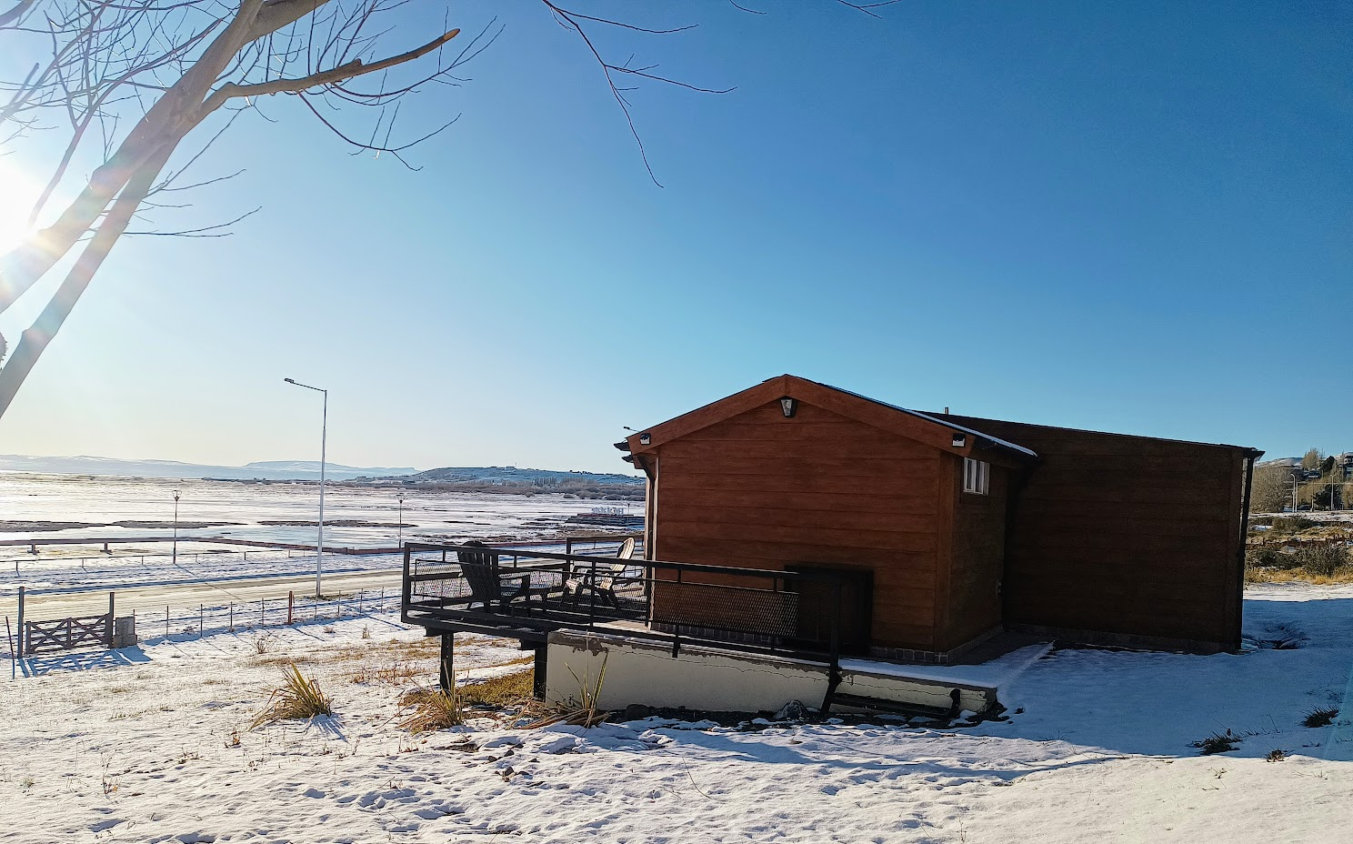 Foto de El Calafate desde el hospedaje Los Cisnes con nieve en la estepa