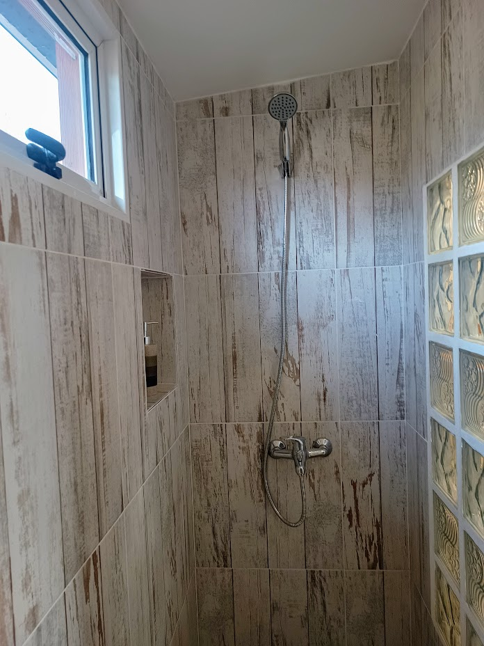 Baño en Suite de la habitacion para dos personas con ducha