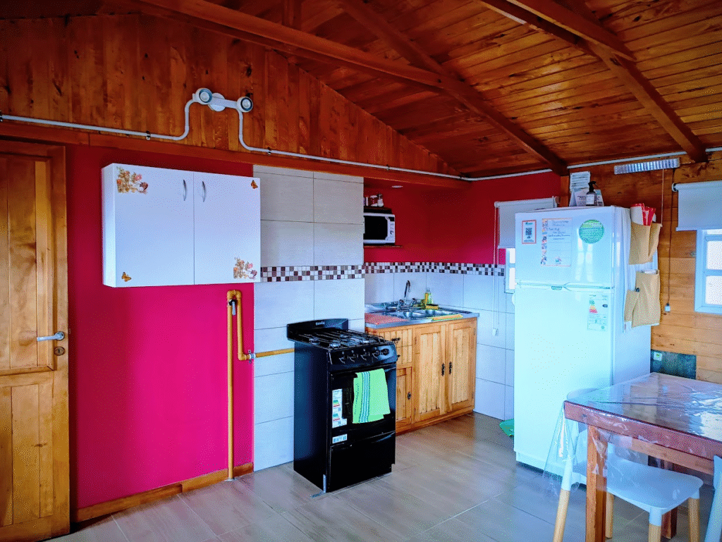 La cocina completa y comedor del Hospedaje. El calafate
