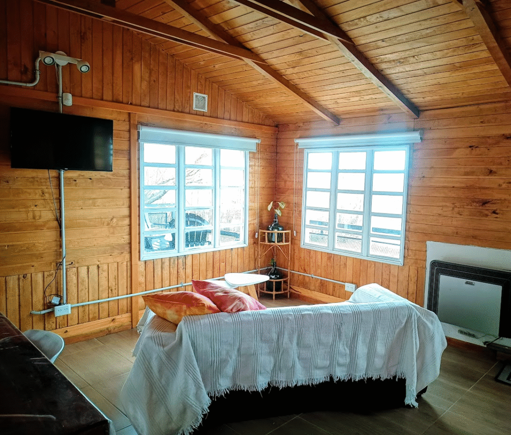 Living room con television, sofa y una vista increible al Lago argentino, Hospedaje en El Calafate