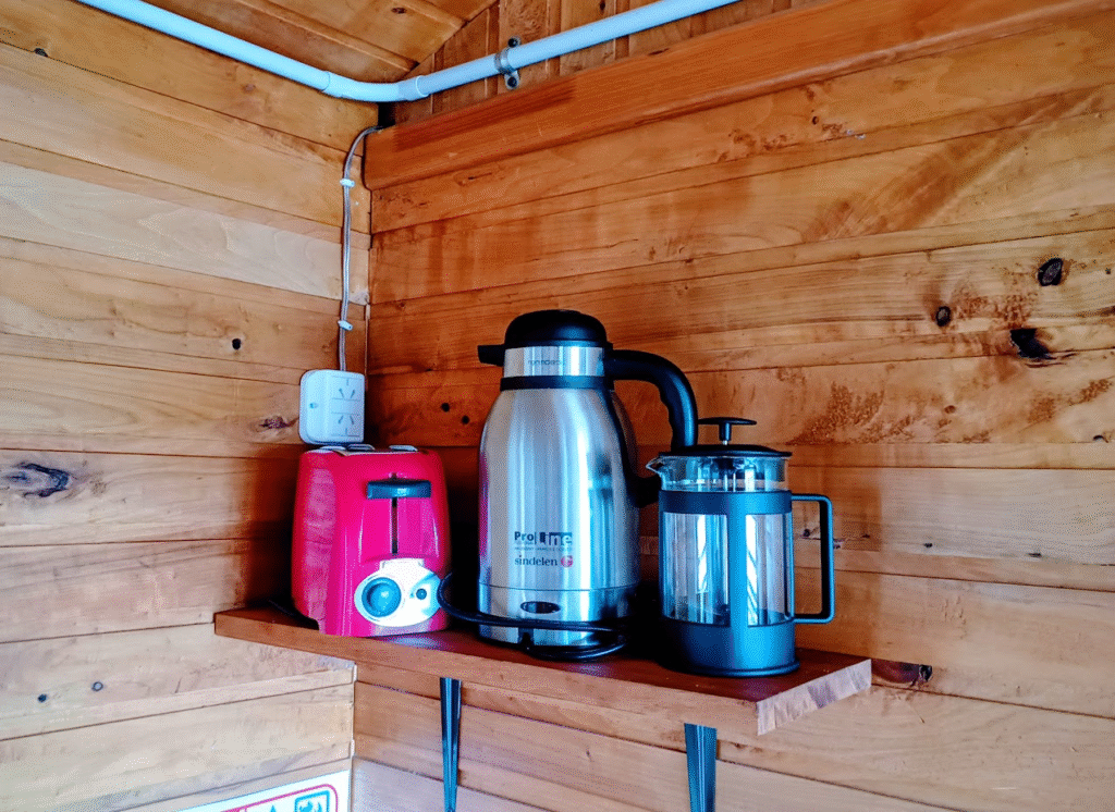 El hospedaje incluye aplicaciones como tostadora, pava electrica, entre otros.