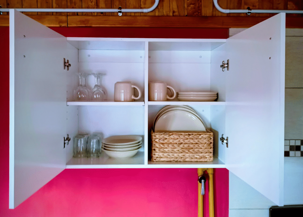 el hospedaje incluye copas, tazas, platos vasos entre otros.