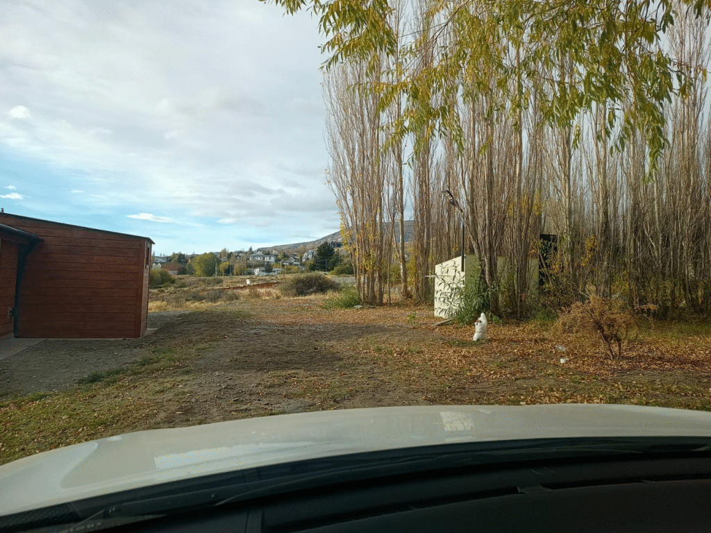 El hospedaje cuenta con estacionamiento grande.