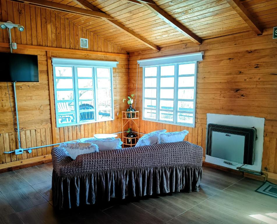 Imagen del Living Room con un sofa y television del hospedaje los cisnes