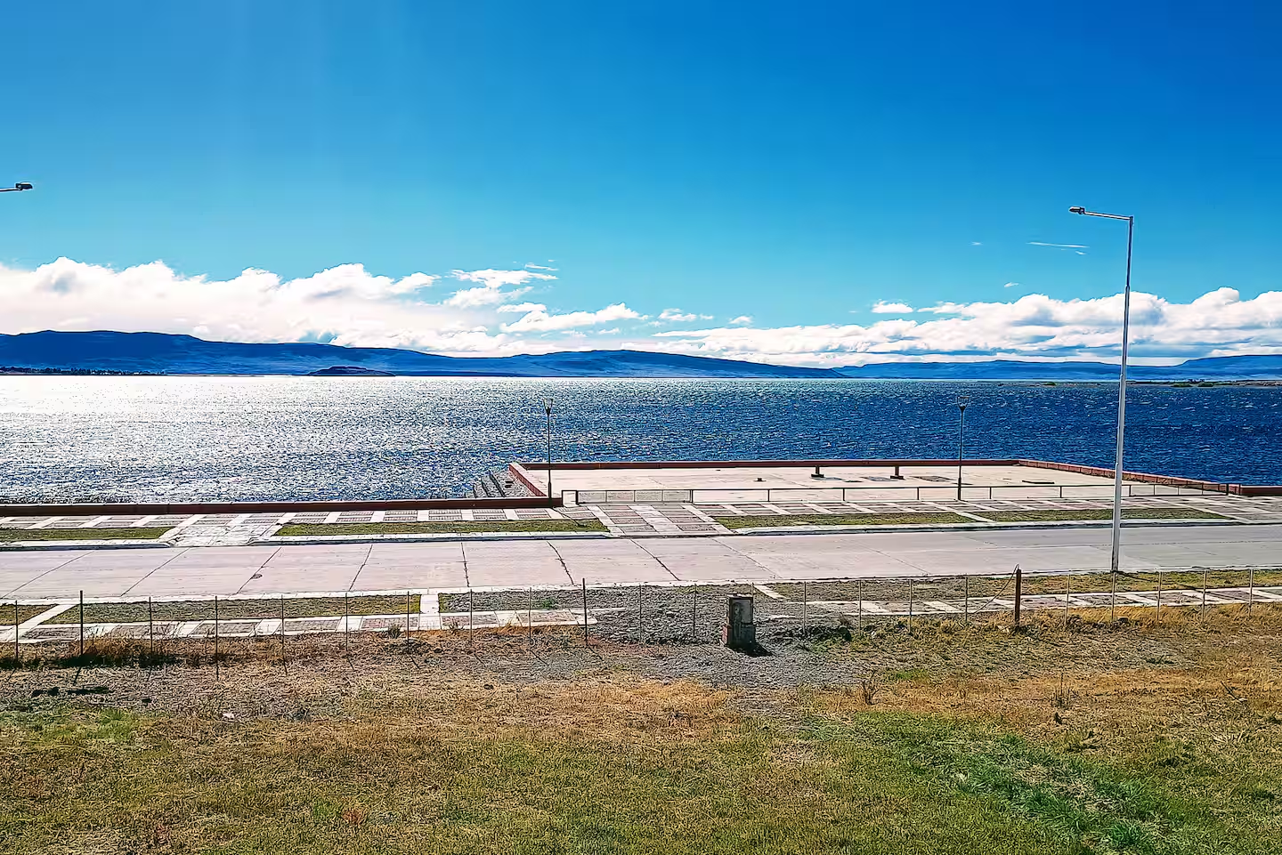 Imagen del lago argentino desde el deck del hospedaje los cisnes, el calafate
